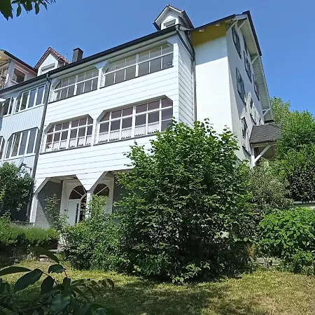 Appartamento Hochparterre Mit Balkon Und Gartenblick - Elisabeth Von Berg *