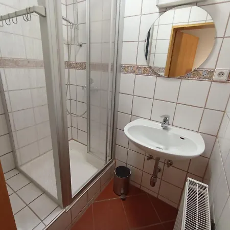 Hochparterre Mit Balkon Und Gartenblick - Elisabeth Von Berg *